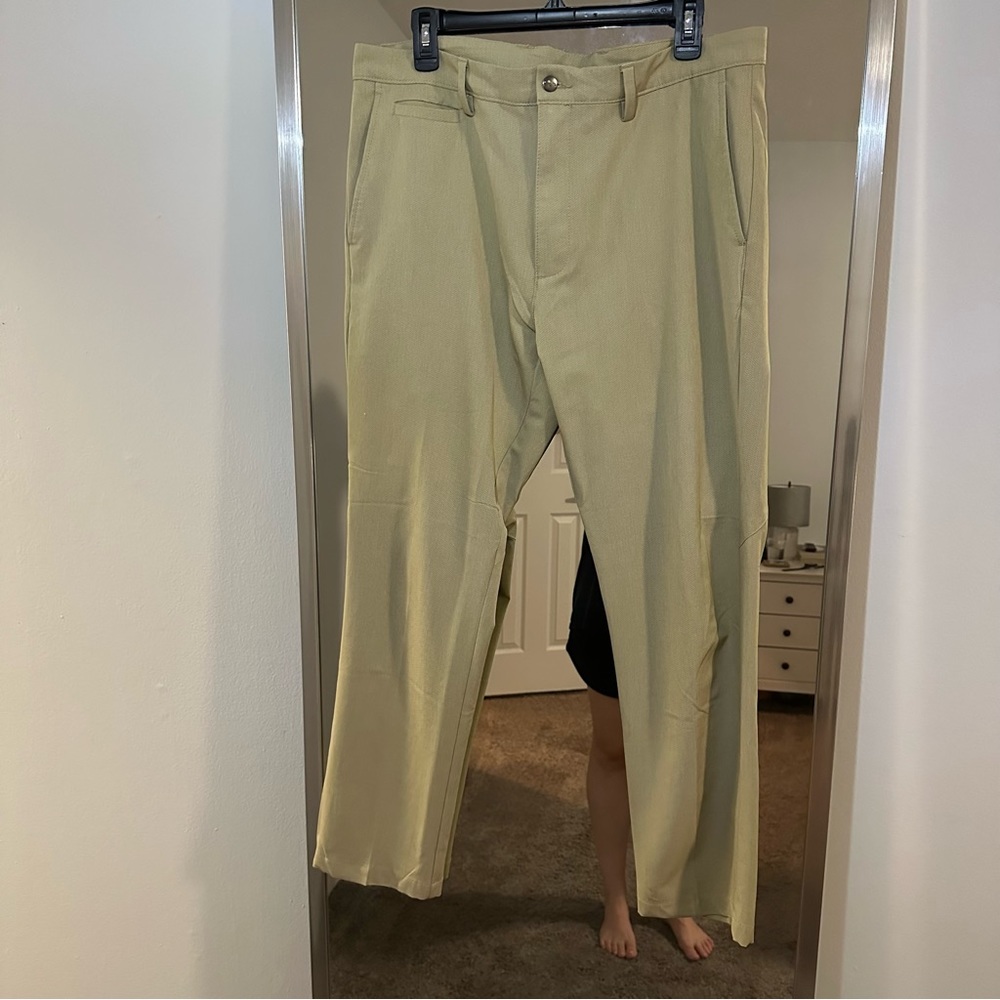 Lightweight men’s Callaway golf pants. 34x30